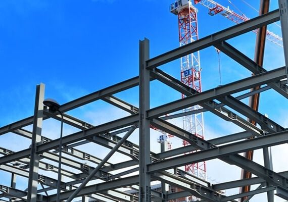STS ApS team i arbejde på en erhvervsejendom
