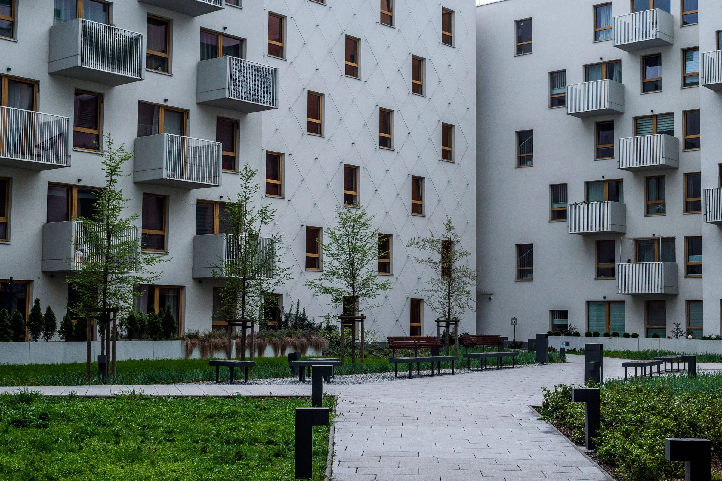 Velholdt gårdhave med grønne arealer i en moderne boligejendom
